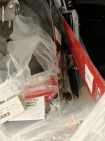 Rullakko ja lava pakattu erilaisia venemyymälätuotteita, Boat Store Finland Oy konkurssipesä