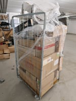 Rullakko ja lava pakattu erilaisia venemyymälätuotteita, Boat Store Finland Oy konkurssipesä