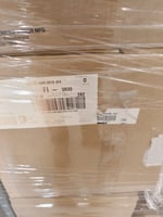 Rullakko ja lava pakattu erilaisia venemyymälätuotteita, Boat Store Finland Oy konkurssipesä