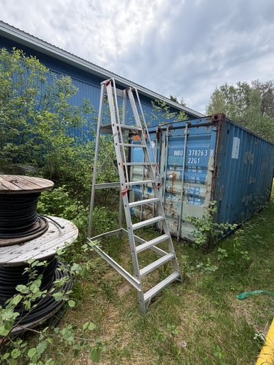 Tikkaat, johtoja, suojaputkea ja peltiä (HT21)