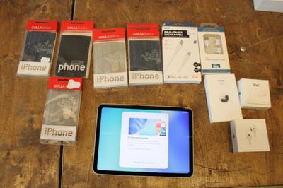 Apple iPad, kuulokkeet ym. (RK219)