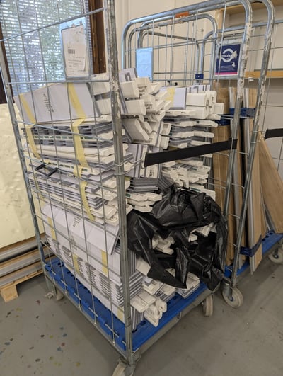 Erilaisia ikkuna ja ovisulkijoita, venttiilejä ja kynnyksiä