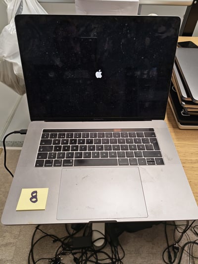 Kohde 33, MacBook Pro A1707 2017, i7, Stratacache Oy konkurssipesä