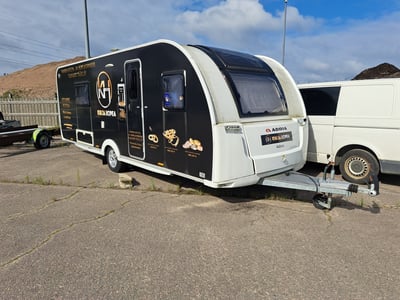DMJ-936 Asuntovaunu Adria Adora 613UT, Gold Store Finland Oy konkurssipesä