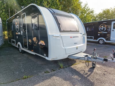 DMJ-937 Asuntovaunu Adria Adora 613UT, Gold Store Finland Oy konkurssipesä