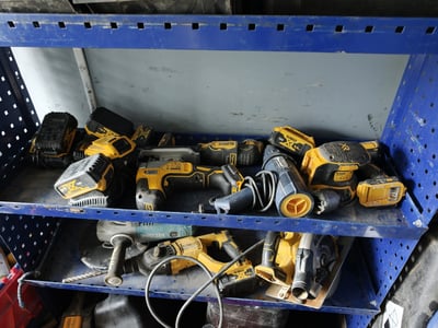 Erä erilaisia työkaluja, Dewalt ja Milwaukee, Salaiset Ojat Oy konkurssipesä